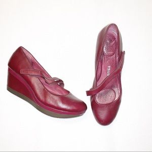 Tsubo Sangria Leather Mary Jane Wedge Pumps 10